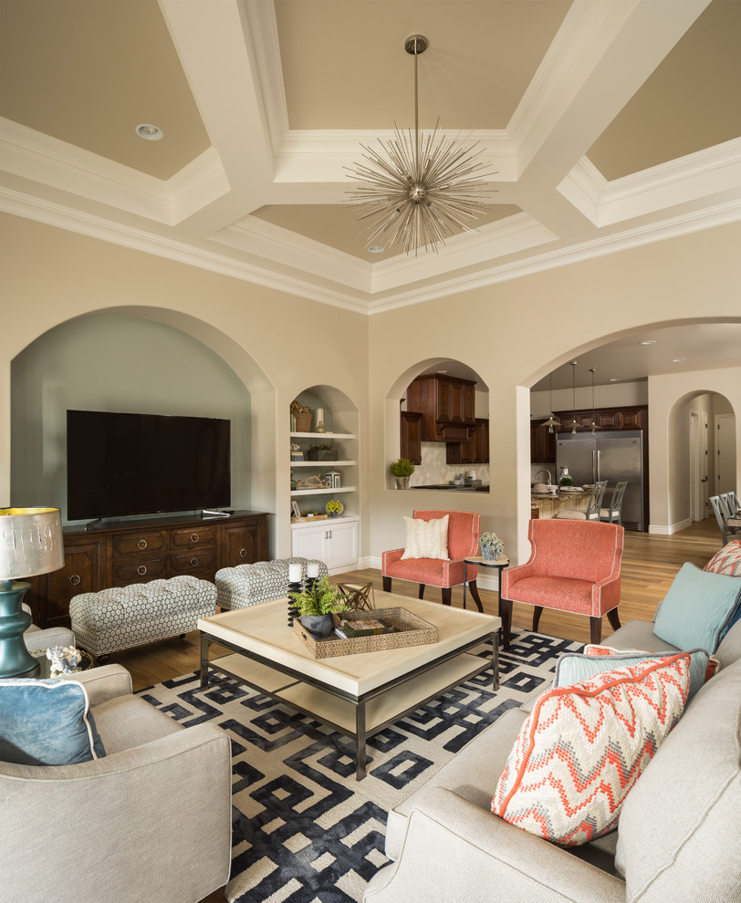 Ejemplo de sala de estar cerrada de estilo americano de tamaño medio con paredes beige, suelo de madera clara y pared multimedia