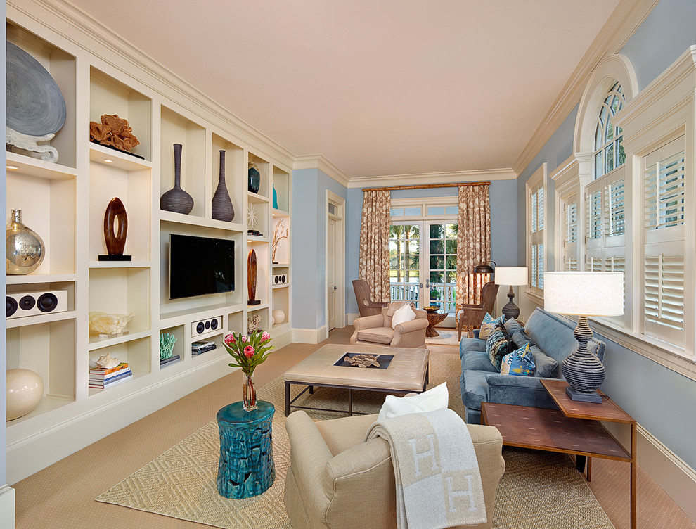 Idee per un soggiorno tradizionale chiuso con pareti blu, moquette, nessun camino e parete attrezzata