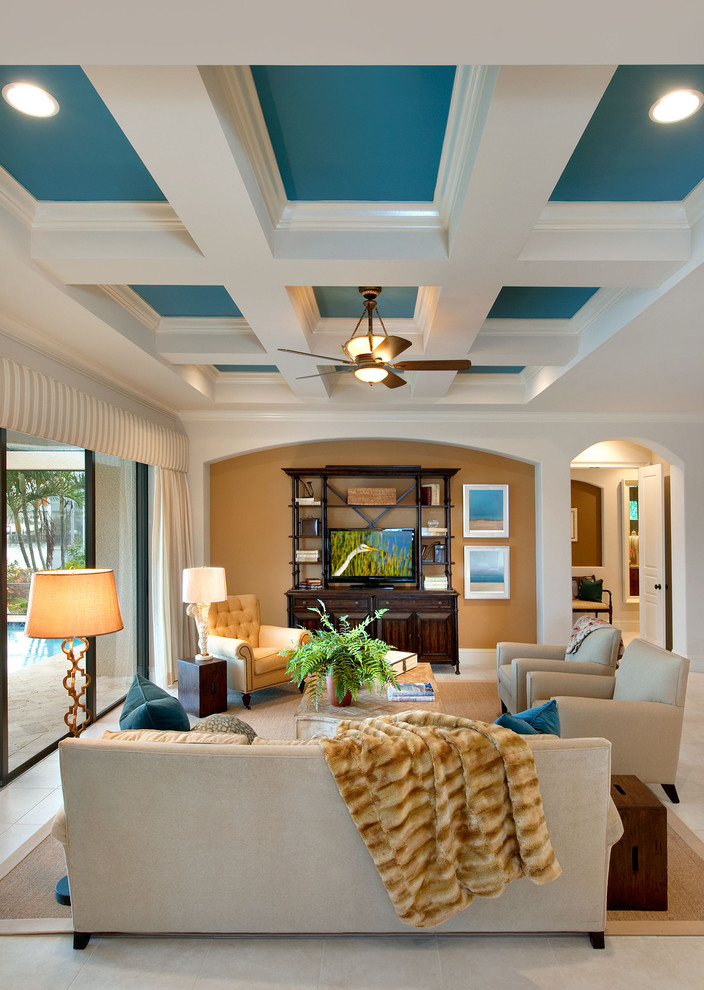 Offenes, Mittelgroßes Klassisches Wohnzimmer ohne Kamin mit beiger Wandfarbe, freistehendem TV, Keramikboden und beigem Boden in Miami