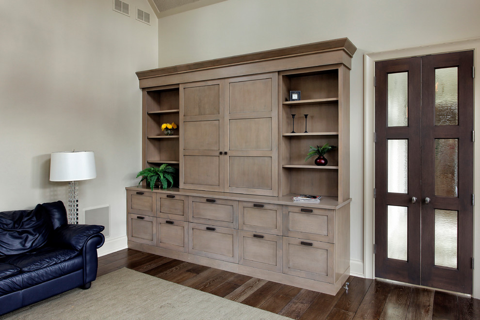 Imagen de sala de estar cerrada clásica renovada de tamaño medio con paredes blancas, suelo de madera en tonos medios y pared multimedia