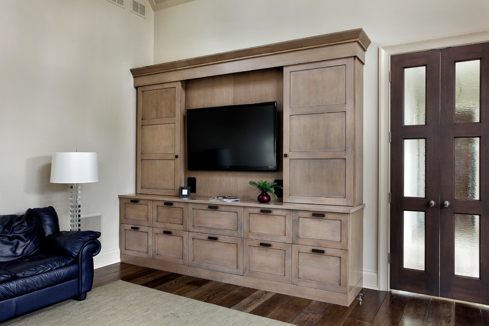 Ejemplo de sala de estar cerrada tradicional renovada de tamaño medio con paredes blancas, suelo de madera en tonos medios, pared multimedia, suelo blanco y alfombra