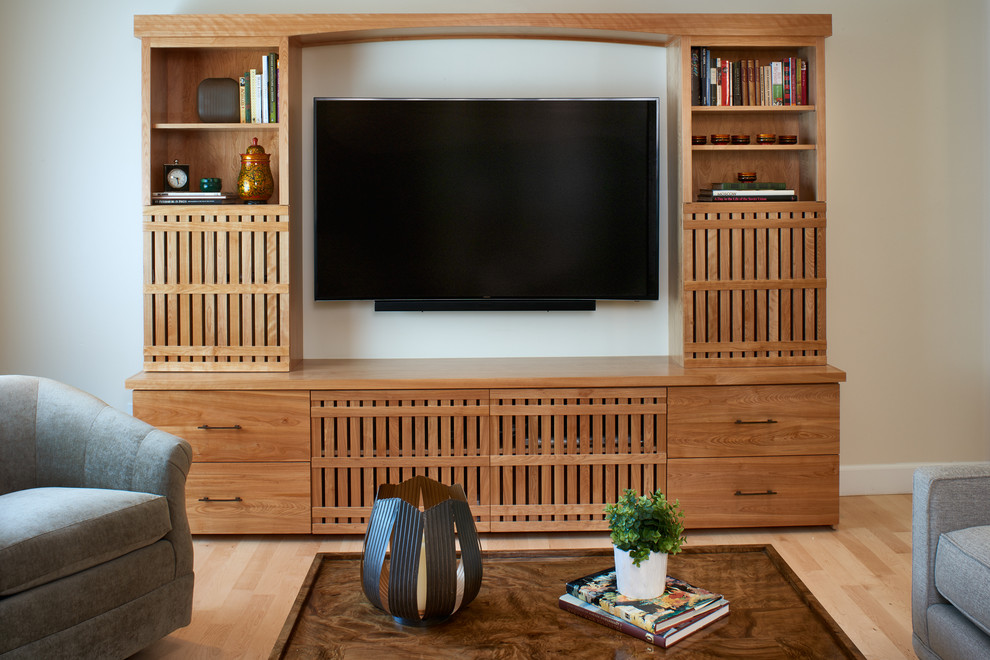 Mittelgroßes, Offenes Asiatisches Wohnzimmer ohne Kamin mit beiger Wandfarbe, hellem Holzboden und Multimediawand in Denver