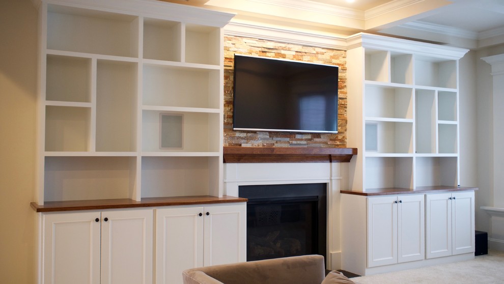 Exempel på ett stort klassiskt allrum med öppen planlösning, med bruna väggar, heltäckningsmatta, en standard öppen spis, en spiselkrans i trä, en väggmonterad TV och beiget golv