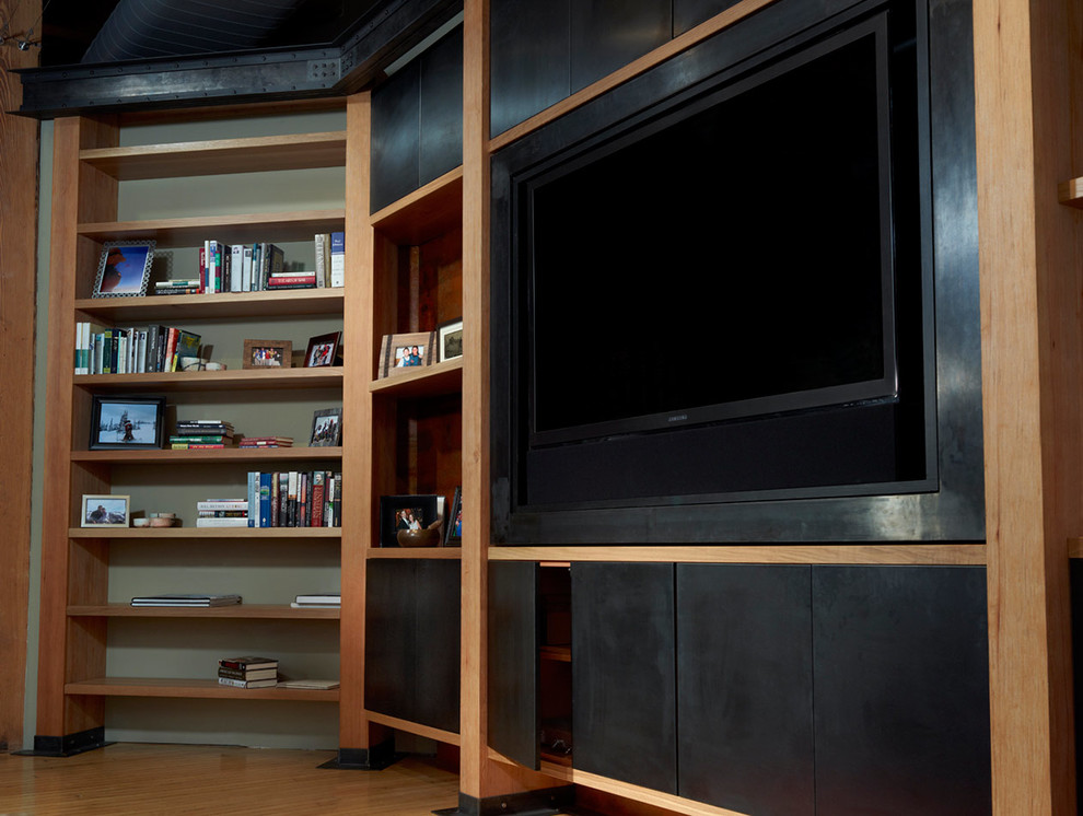 Foto di un grande soggiorno moderno chiuso con pareti verdi, pavimento in legno massello medio, TV nascosta e pavimento arancione