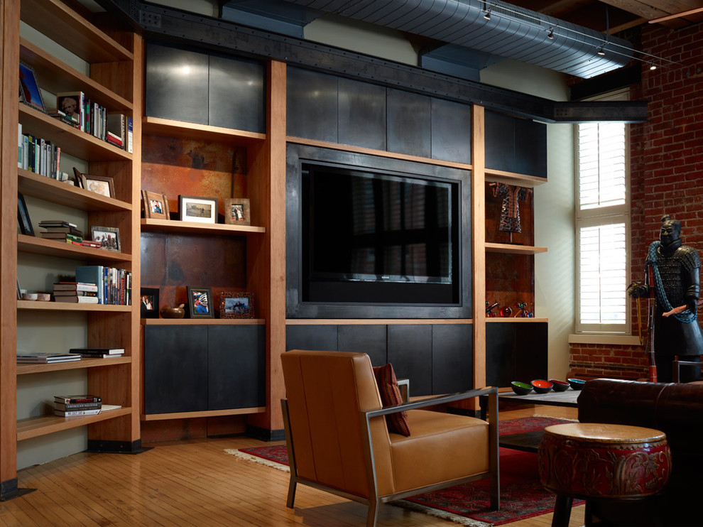 Идея дизайна: изолированная гостиная комната среднего размера в современном стиле с паркетным полом среднего тона, мультимедийным центром, оранжевым полом и ковром на полу
