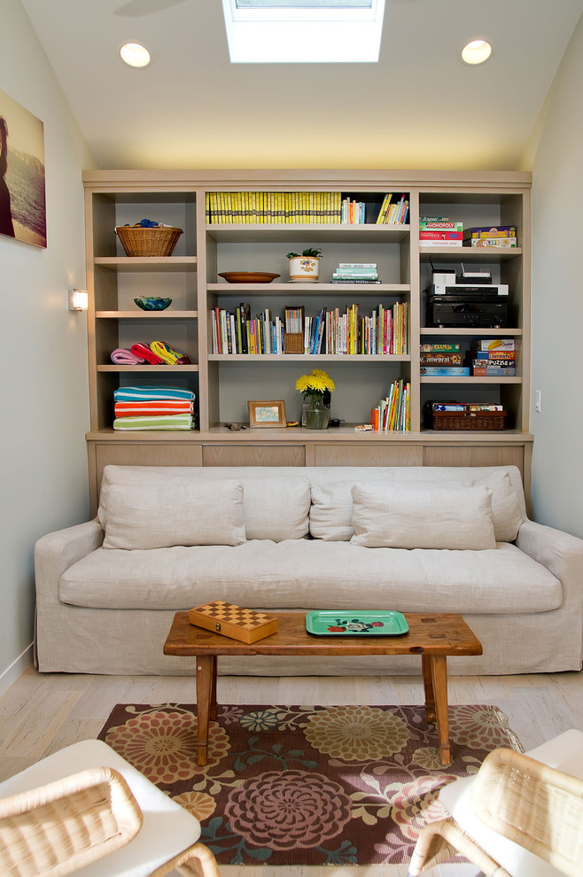 Mittelgroßes, Offenes Klassisches Wohnzimmer mit beiger Wandfarbe, hellem Holzboden, TV-Wand und beigem Boden in San Francisco