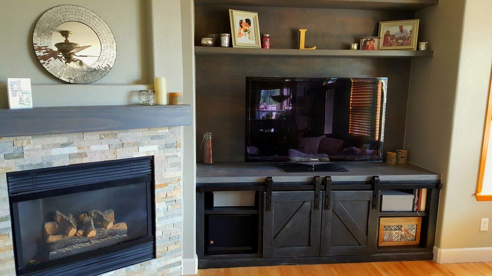 Kleines, Offenes Klassisches Wohnzimmer mit grauer Wandfarbe, hellem Holzboden, Eckkamin, Kaminumrandung aus Stein und freistehendem TV in Denver