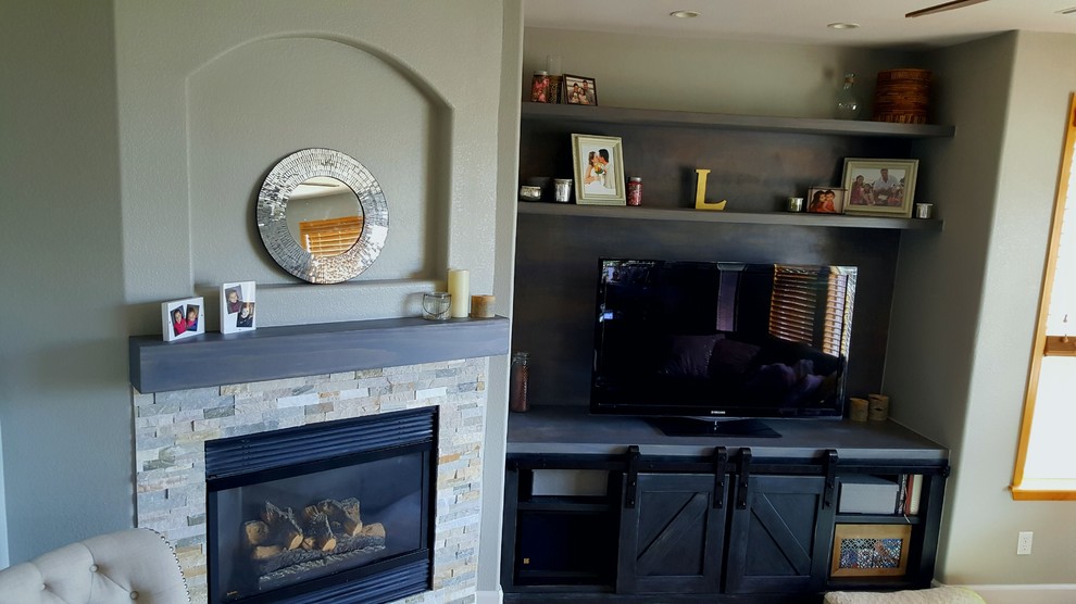 Diseño de sala de estar abierta clásica renovada pequeña con paredes grises, suelo de madera clara, chimenea de esquina, marco de chimenea de piedra y televisor independiente