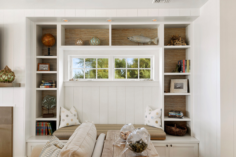 Réalisation d'une salle de séjour marine de taille moyenne et ouverte avec un mur blanc, une bibliothèque ou un coin lecture, parquet clair et un téléviseur fixé au mur.