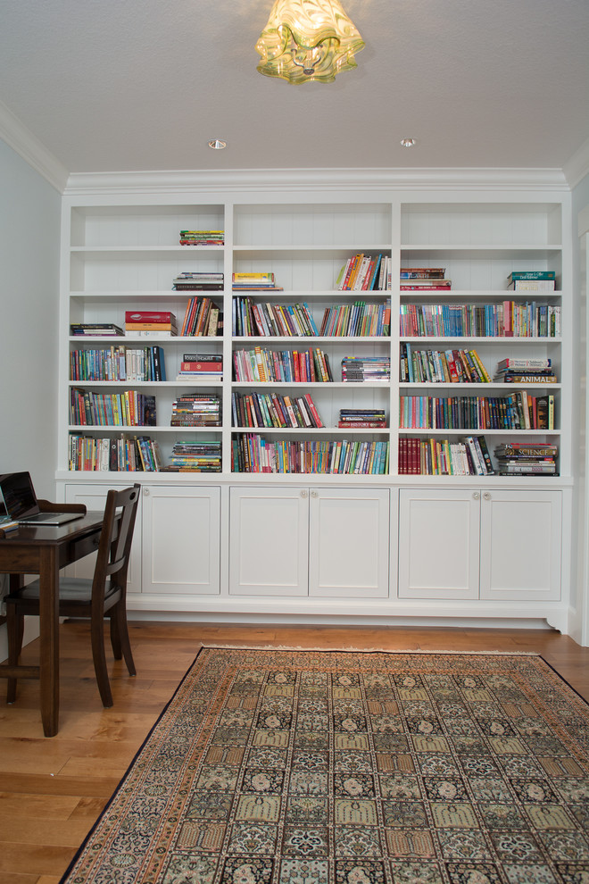 Exemple d'une salle de séjour craftsman.