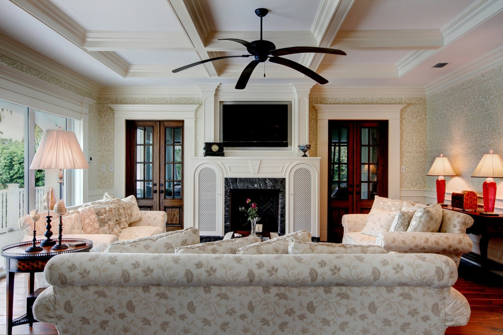 На фото: большая изолированная гостиная комната в классическом стиле с разноцветными стенами, темным паркетным полом, телевизором на стене и коричневым полом без камина с