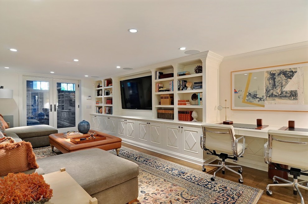 Modernes Wohnzimmer mit beiger Wandfarbe, braunem Holzboden und TV-Wand in Chicago