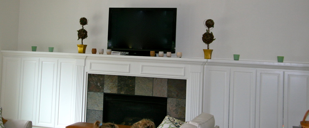 Exempel på ett mellanstort klassiskt allrum med öppen planlösning, med vita väggar, klinkergolv i keramik, en standard öppen spis, en spiselkrans i trä och en fristående TV
