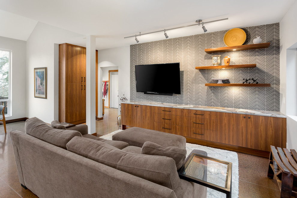 Bild på ett mellanstort funkis allrum med öppen planlösning, med grå väggar, betonggolv, en väggmonterad TV och brunt golv