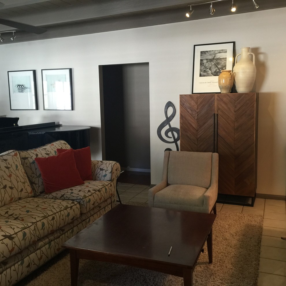 Idée de décoration pour une salle de séjour tradition.