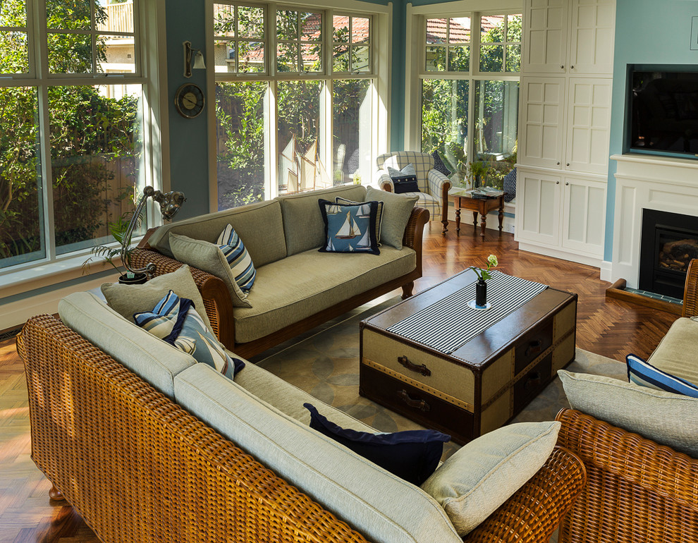 Esempio di un grande soggiorno tradizionale aperto con pareti blu, pavimento in legno massello medio e parete attrezzata
