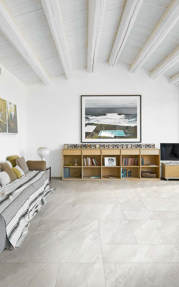 Foto de sala de estar con biblioteca marinera de tamaño medio con paredes blancas y suelo de baldosas de porcelana