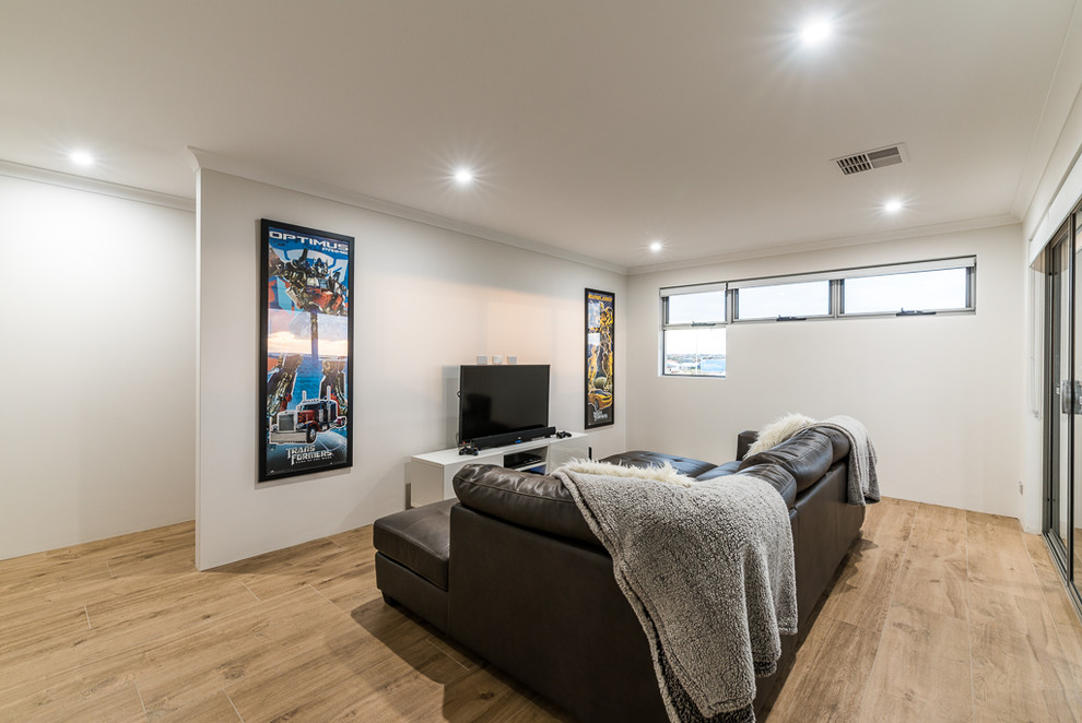 Ejemplo de sala de estar abierta minimalista con paredes blancas, suelo laminado y suelo marrón