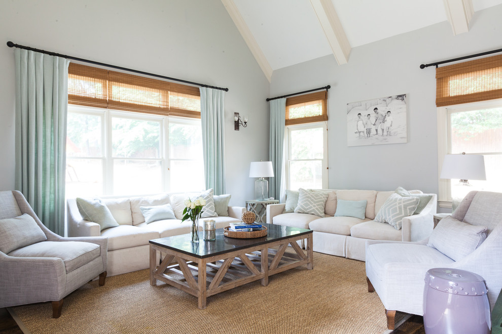Diseño de sala de estar costera con paredes grises, suelo de madera oscura y suelo marrón