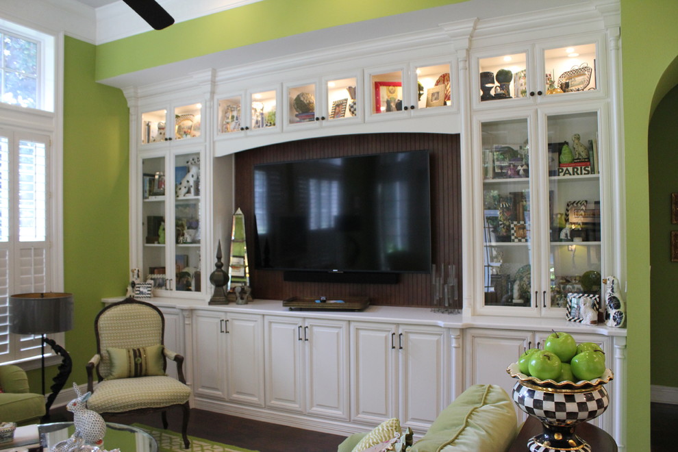 Mittelgroßes, Offenes Stilmix Wohnzimmer ohne Kamin mit grüner Wandfarbe, braunem Holzboden, TV-Wand und braunem Boden in Sonstige