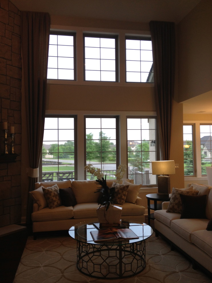 Foto de sala de estar abierta tradicional de tamaño medio con paredes marrones, suelo de madera oscura y suelo marrón