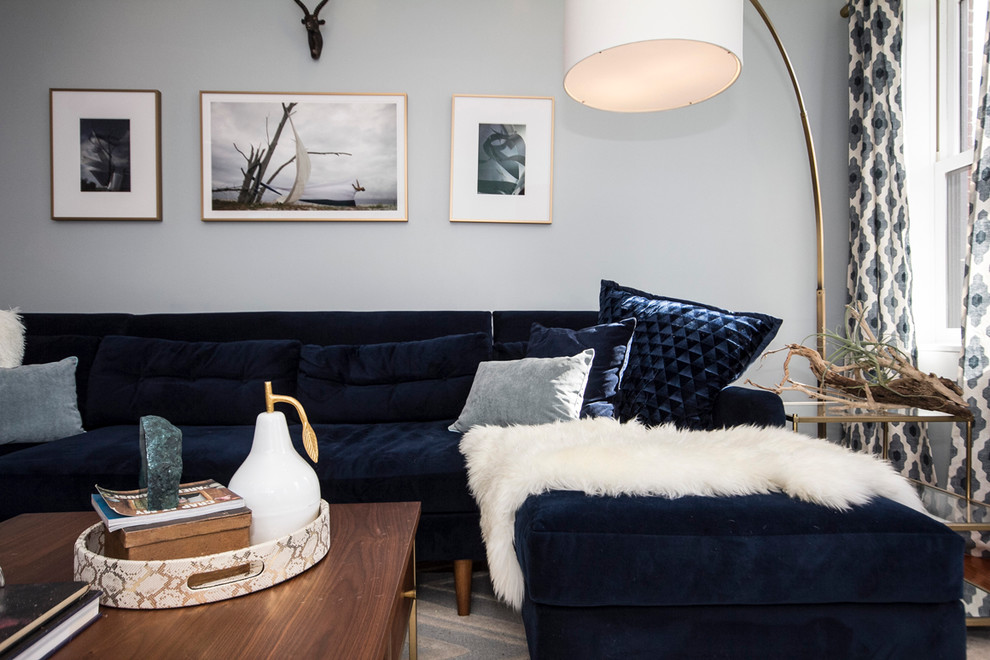 Foto di un soggiorno minimalista di medie dimensioni e aperto con pareti blu, pavimento in legno massello medio, camino classico, cornice del camino in legno e TV a parete