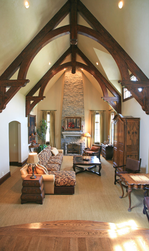Cette photo montre une salle de séjour chic de taille moyenne et fermée avec un manteau de cheminée en pierre, un mur beige, moquette, une cheminée standard et un téléviseur dissimulé.