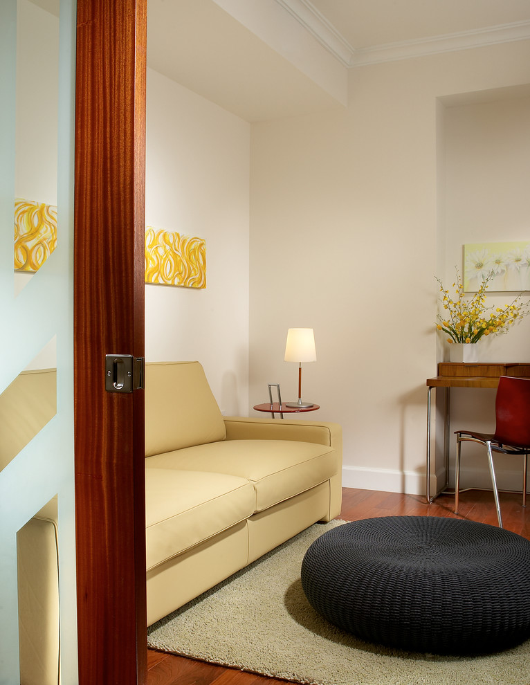 Foto de sala de estar cerrada de tamaño medio con paredes blancas y suelo de madera en tonos medios