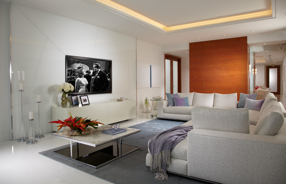 Idées déco pour une grande salle de séjour contemporaine ouverte avec un mur blanc, un sol en marbre, un téléviseur encastré et un sol blanc.