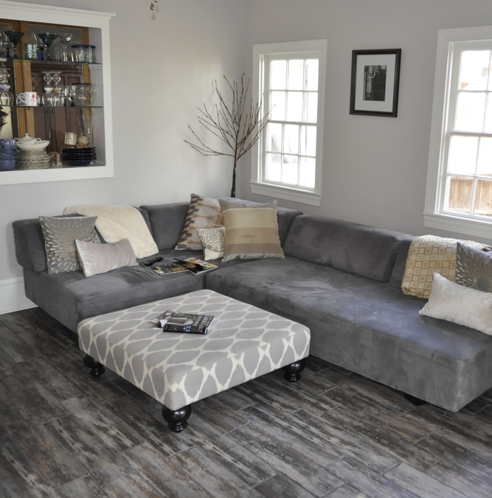 Mittelgroßes, Fernseherloses, Offenes Modernes Wohnzimmer ohne Kamin mit grauer Wandfarbe, Porzellan-Bodenfliesen und braunem Boden in Raleigh