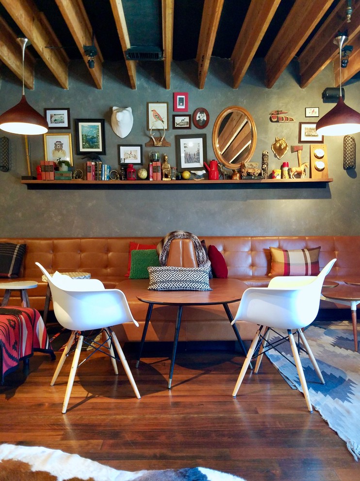 Exemple d'une salle à manger ouverte sur le salon éclectique avec un mur gris, un sol marron et un sol en bois brun.