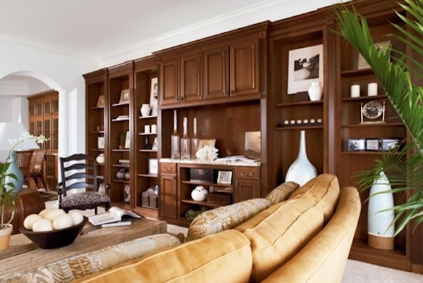 Стильный дизайн: большая открытая гостиная комната в классическом стиле с ковровым покрытием и с книжными шкафами и полками - последний тренд
