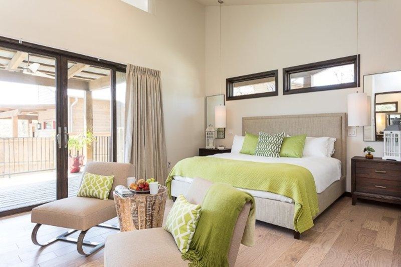 Idee per una camera da letto tradizionale di medie dimensioni con parquet chiaro