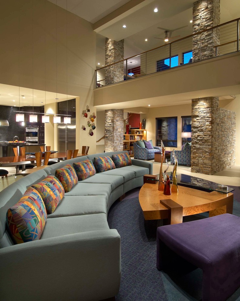 Geräumiges, Offenes Modernes Wohnzimmer mit Multimediawand und Teppichboden in Phoenix