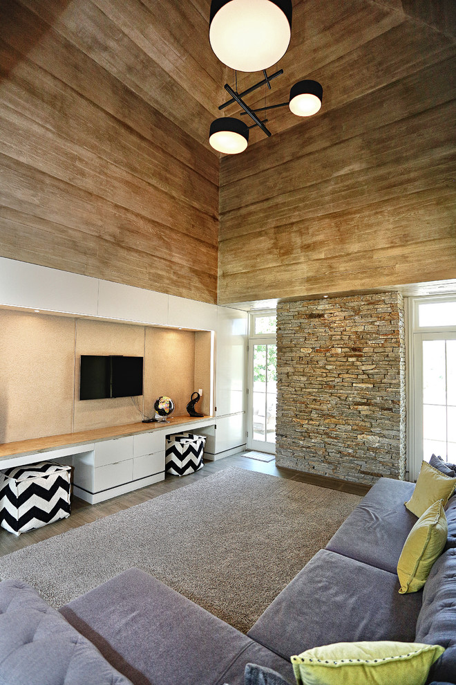 Idéer för stora funkis allrum med öppen planlösning, med en hemmabar, bruna väggar, mellanmörkt trägolv, en väggmonterad TV och grått golv