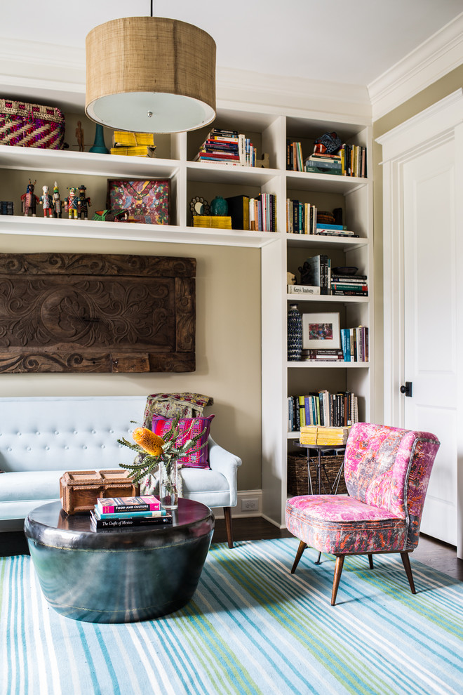 Ispirazione per un soggiorno boho chic con libreria e pareti beige