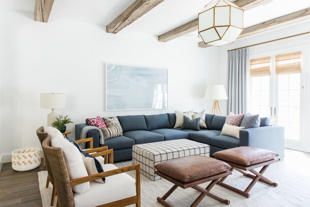 Imagen de sala de estar abierta tradicional renovada de tamaño medio con paredes blancas, suelo de madera oscura y suelo marrón