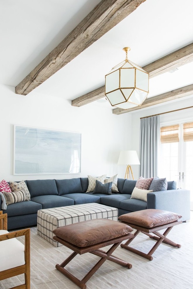 Foto de sala de estar abierta tradicional renovada de tamaño medio con paredes blancas, suelo de madera oscura, todas las chimeneas, marco de chimenea de ladrillo y pared multimedia