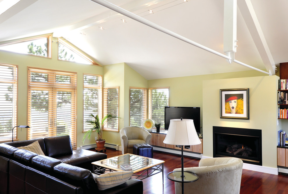 Inspiration pour une salle de séjour craftsman de taille moyenne et ouverte avec un mur vert, un sol en bois brun, une cheminée standard et un téléviseur indépendant.