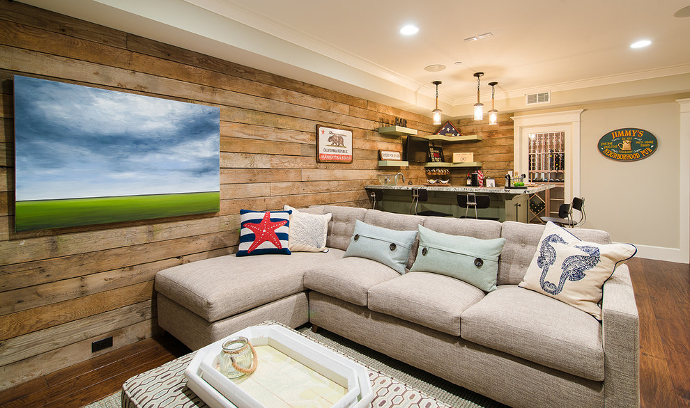 Modelo de sala de estar con barra de bar cerrada marinera de tamaño medio sin chimenea y televisor con suelo de madera en tonos medios, paredes beige y suelo marrón