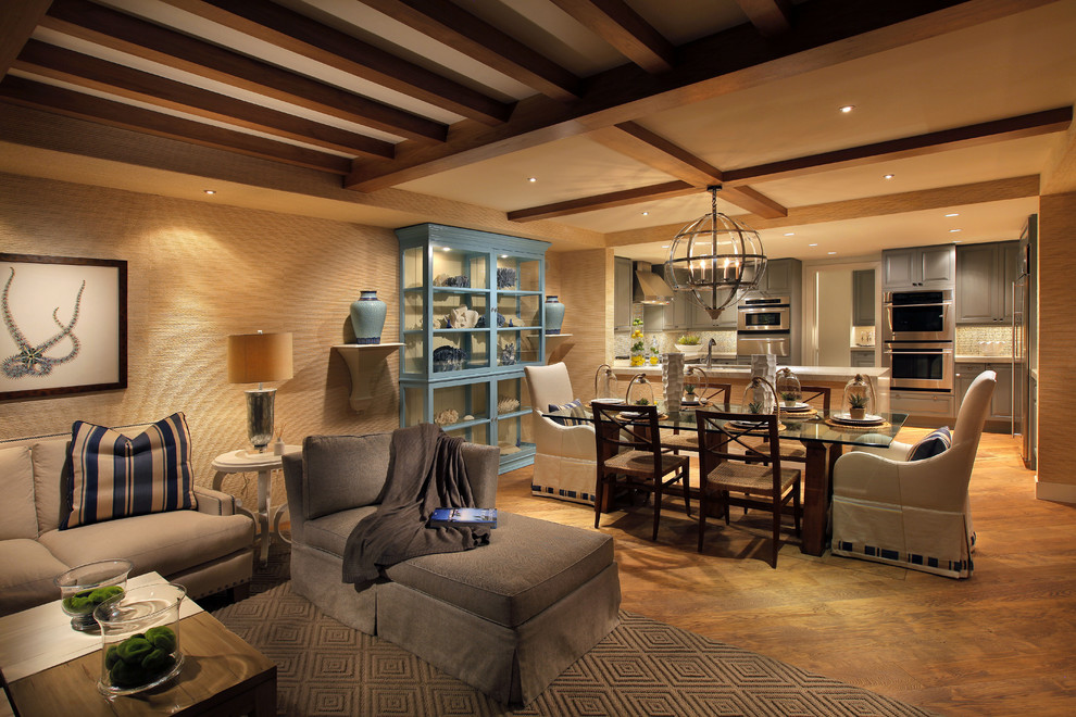 Modelo de sala de estar abierta contemporánea con paredes beige, suelo de madera en tonos medios y alfombra
