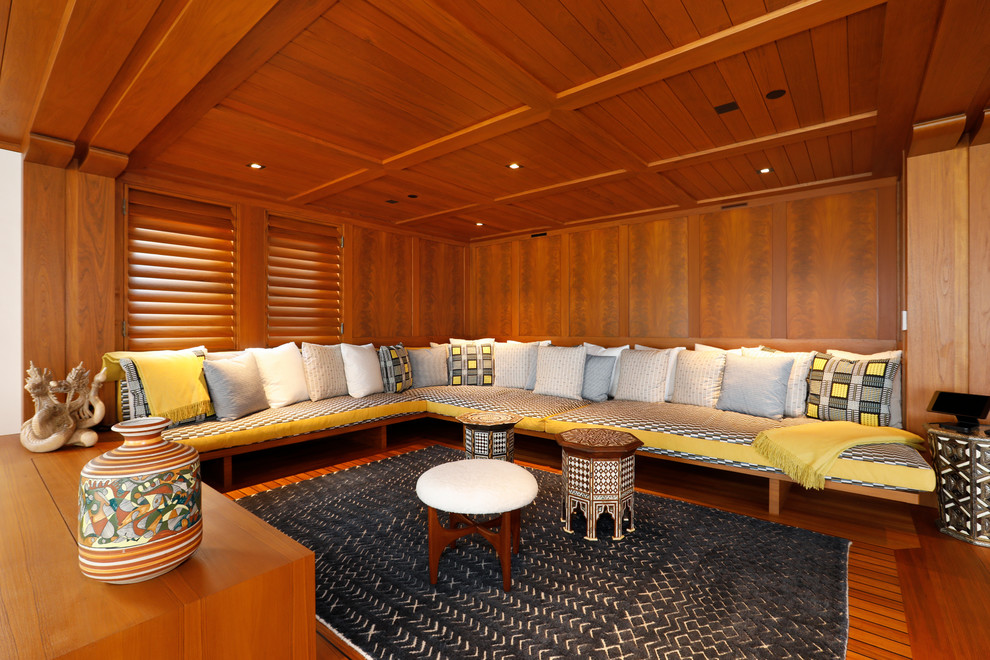 Diseño de sala de estar marinera de tamaño medio con paredes marrones, suelo de madera en tonos medios y suelo marrón