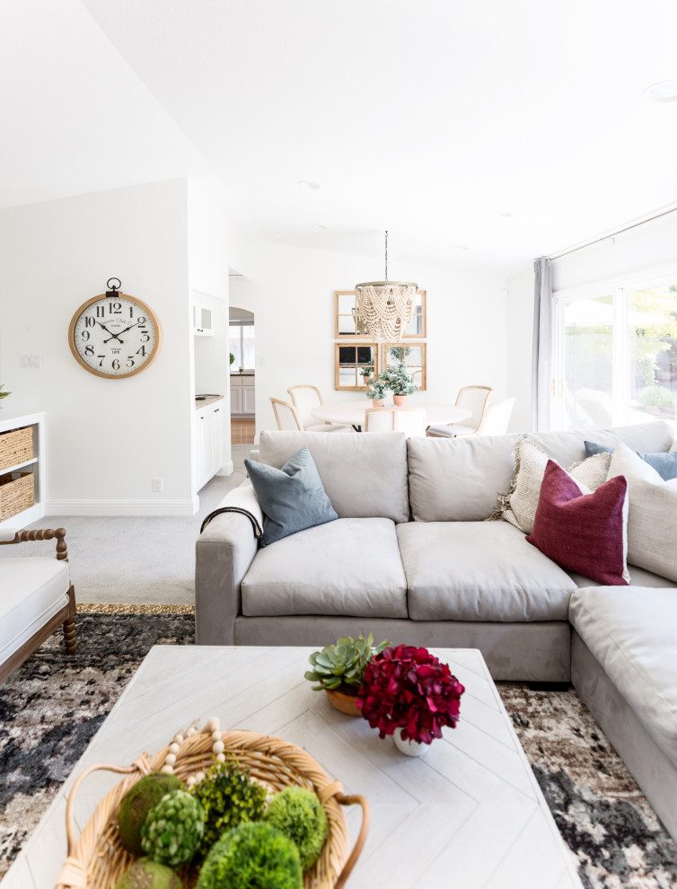 Esempio di un soggiorno chic di medie dimensioni e aperto con pareti bianche, moquette, TV autoportante e pavimento grigio