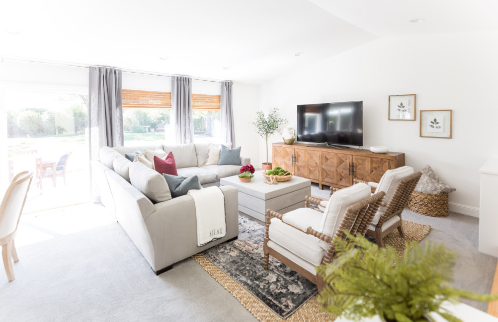 Foto de sala de estar abierta clásica renovada de tamaño medio con paredes blancas, moqueta, televisor independiente y suelo gris