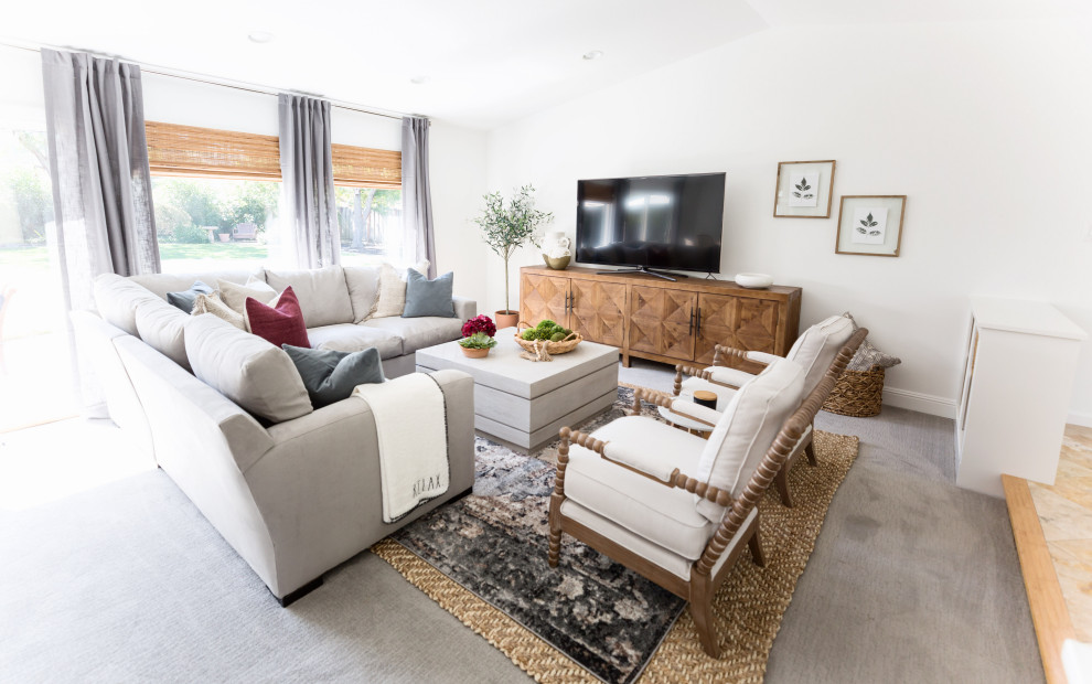 Foto di un soggiorno classico di medie dimensioni e aperto con pareti bianche, moquette, TV autoportante e pavimento grigio