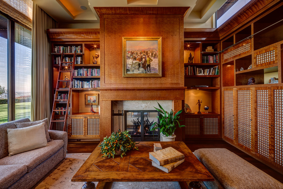Imagen de sala de estar con biblioteca de estilo americano con suelo de madera oscura y todas las chimeneas