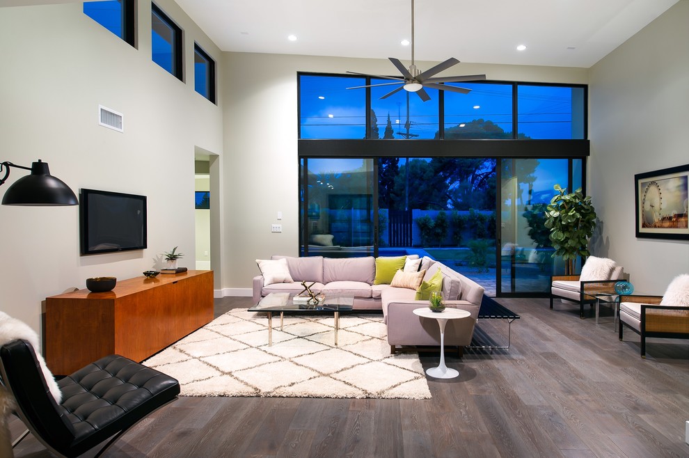 Mittelgroßes, Offenes Modernes Wohnzimmer ohne Kamin mit beiger Wandfarbe, braunem Holzboden und TV-Wand in Phoenix