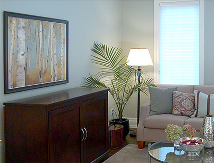 На фото: открытая гостиная комната среднего размера в стиле неоклассика (современная классика) с синими стенами, темным паркетным полом, стандартным камином, фасадом камина из дерева и скрытым телевизором с