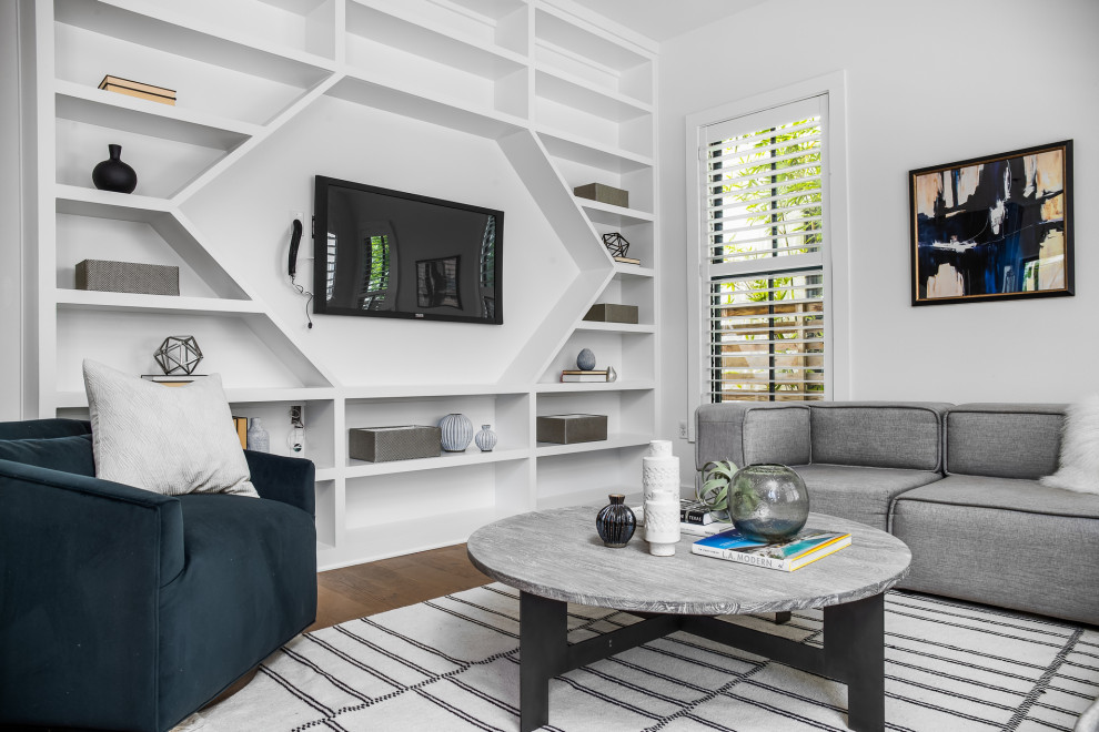 Стильный дизайн: открытая гостиная комната среднего размера в стиле неоклассика (современная классика) с белыми стенами, паркетным полом среднего тона, телевизором на стене, бежевым полом и деревянными стенами без камина - последний тренд