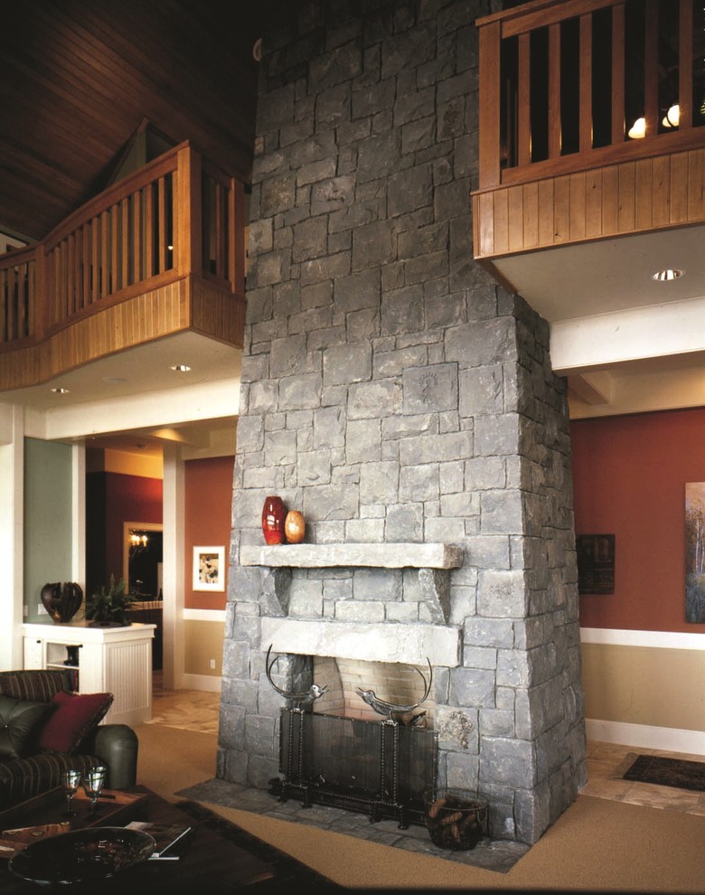 Diseño de sala de estar grande con todas las chimeneas y marco de chimenea de piedra
